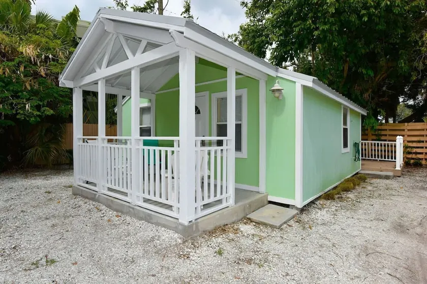 Charming Beach Cottage Steps to Siesta Beach and Village Shops and Restaurants - Image 1