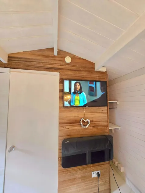 Coastal Cosy Cabin With hot tub - Image 1