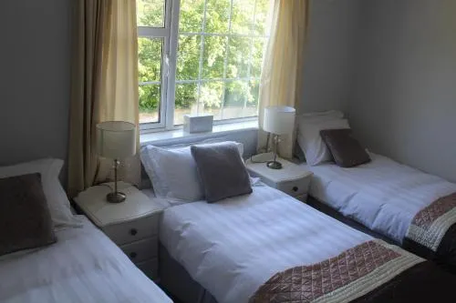 5 mins walk to Carrick - Sleeps 12 - Off road parking - Modern house - Image 1