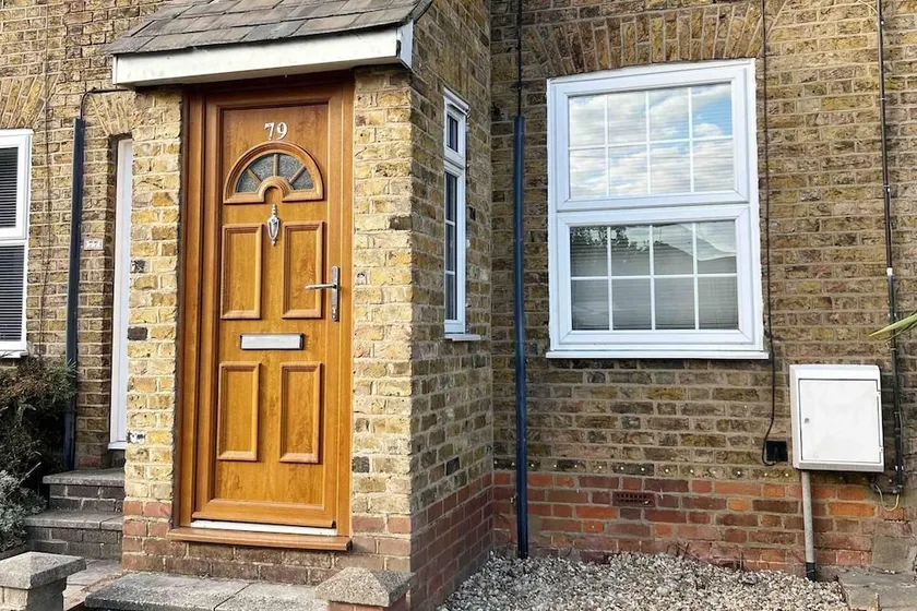 Essex 2 bed House nr Stanstead With Arcade Machine - Image 1