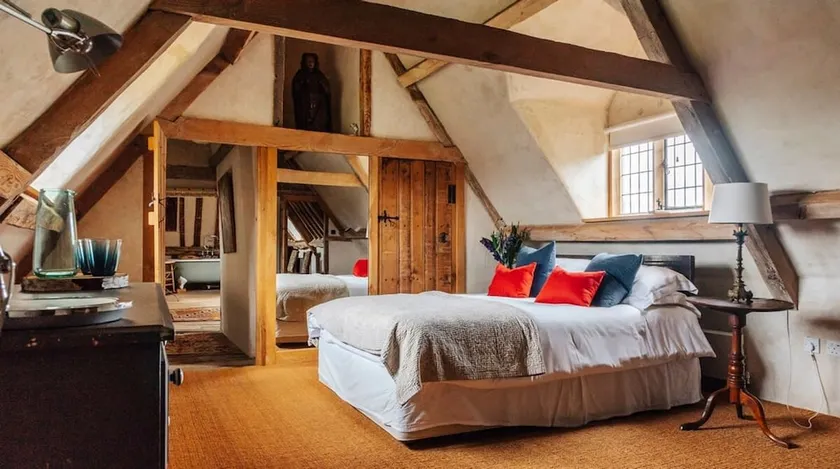 Lavish Tudor Estate Gardens - Sleeps 25 - Image 1