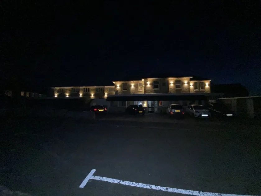 Friends Hotel - Image 1