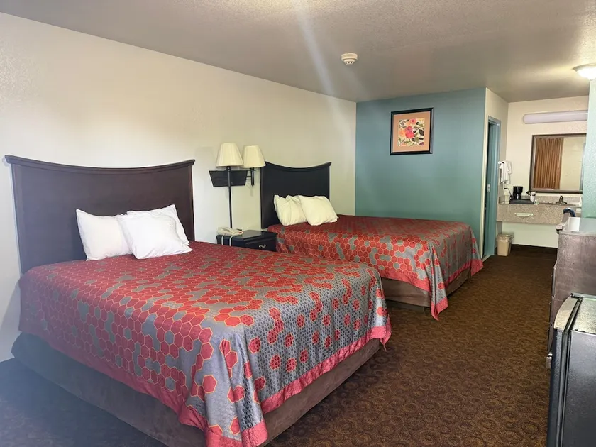 Econo Lodge Inn and Suites Searcy - Image 1
