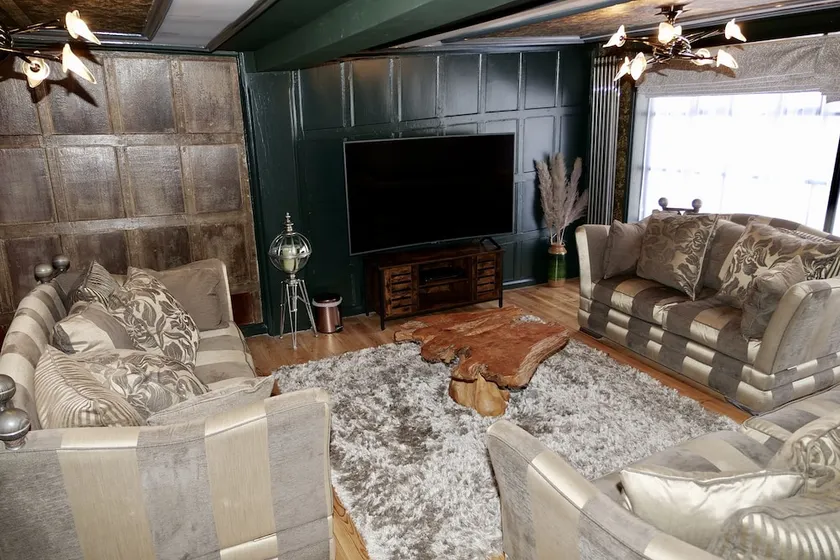 Captivating 9-bed House Hot Tub Near Cambridge - Image 1