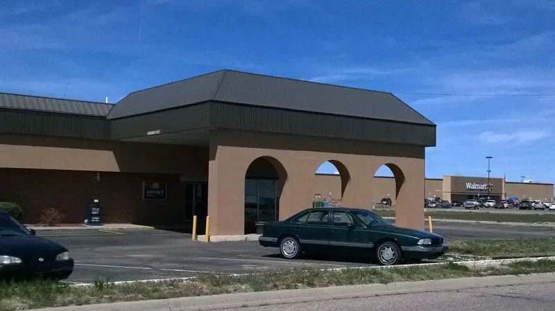 Econo Lodge - Image 1