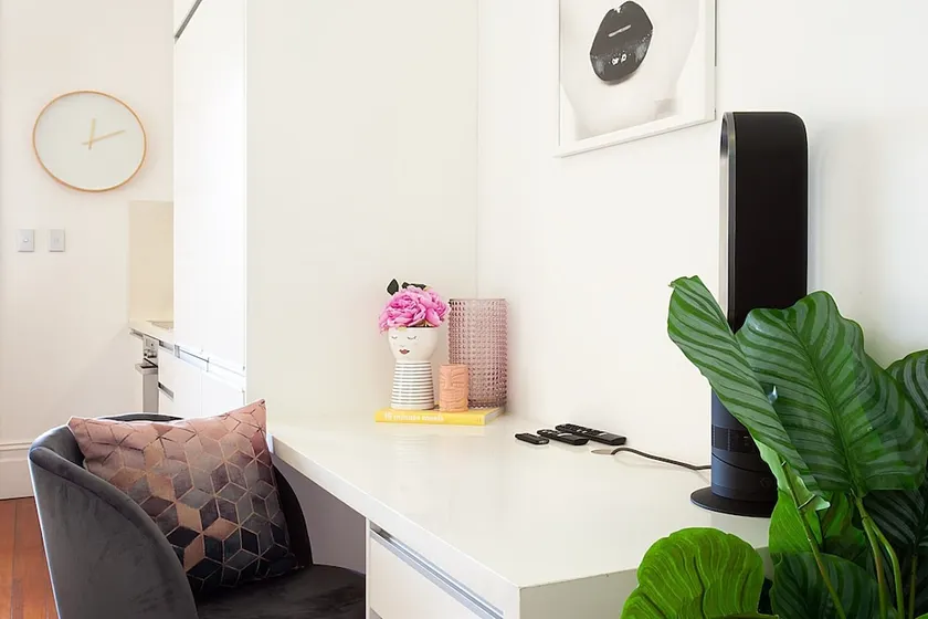 Charming Studio With Balcony in Inner City Glebe - Image 1