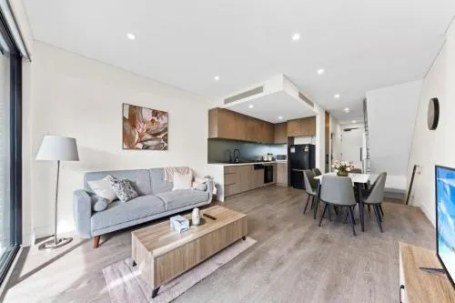 modern 3 bedroom townhous in Ashfield - Image 1