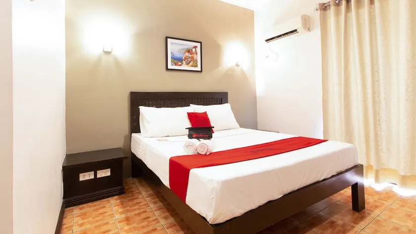 RedDoorz at KM 50 Aguinaldo Highway Tagaytay - Vaccinated Staff - Image 1