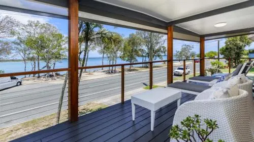 Stylish Unit Opposite Foreshore - Sylvan Beach Esp, Bellara - Image 1