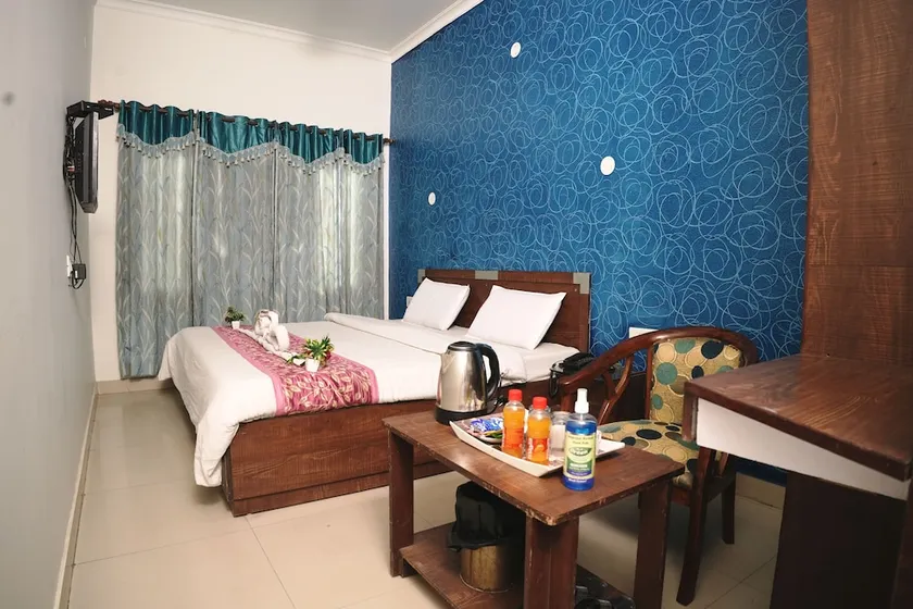 OYO 9056 Hotel Holiday Comfort - Image 1