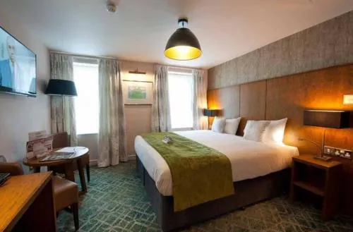 The George Hotel - Image 1