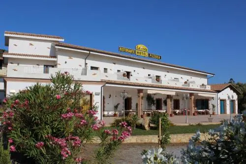 La Perla Hotel - Image 1