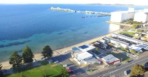 Tasman Beachside Apartment - Image 1