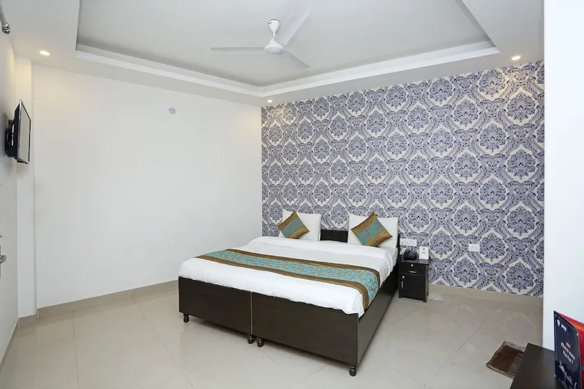 Hotel Diamond Blue - Image 1