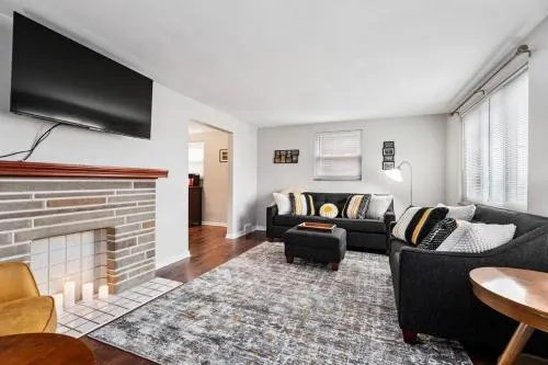 Spacious Home 15min from Downtown Private Garage & Patio - Image 1