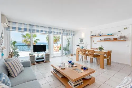 Beachfront Modern Apartment - Image 1