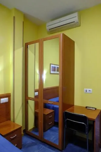 Hostal Los Claveles - Image 1