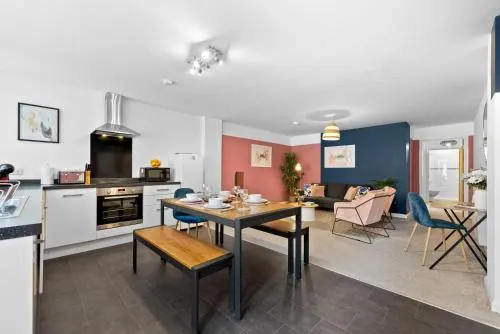 Glevum Lodge - 2BDRM Town Centre Apartment with open plan living area & walk in shower - Image 1
