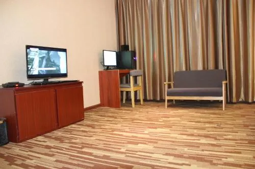 Longyue Hotel Huayin - Image 1