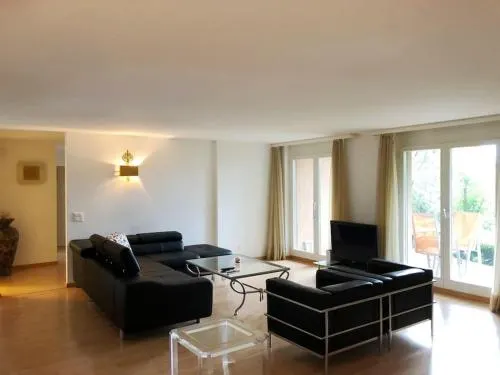 Centrally Located Spacious Modern Apartment - Image 1