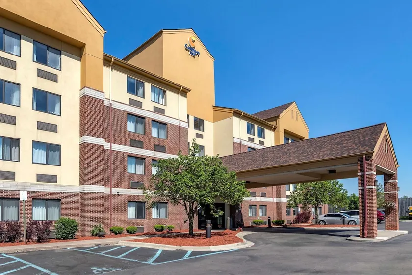 Comfort Inn Warren - Image 1