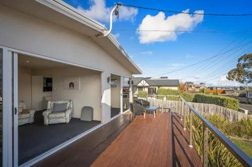 Tranquil Tranmere City Views 3 Bedroom - Image 1