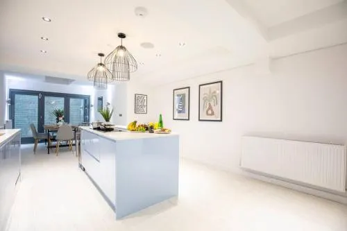 Central Townhouse With Roof Terrace - Image 1