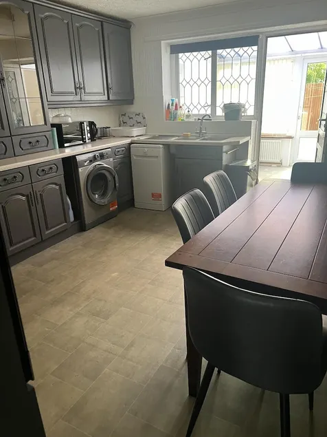 Basildon 3 Bedroom - Free Parking, Private Garden - Image 1