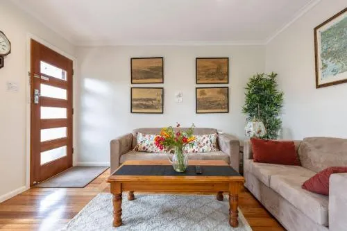 ☆Spacious Bungalow☆5min walk to station☆5min to Box Hill☆WiFi☆Parking - Image 1