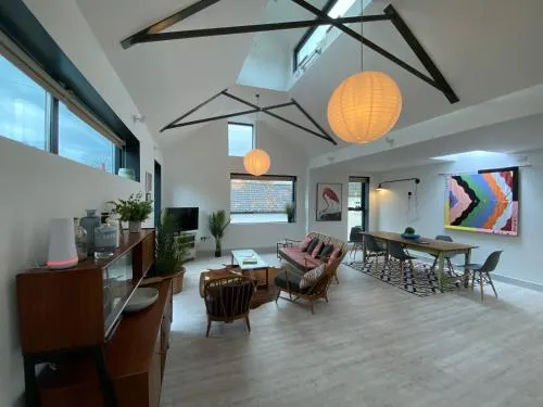 May Road stylish townhouse - Image 1