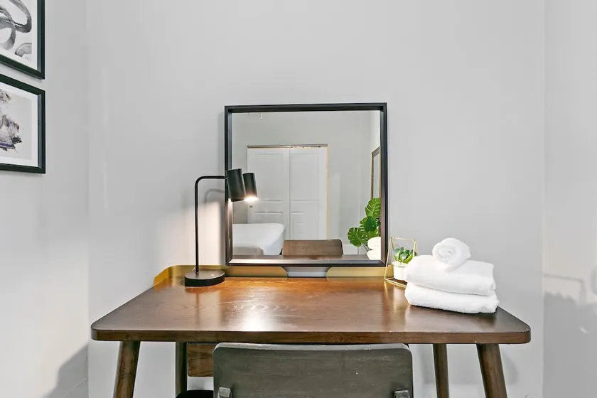 3BR on Bustling street,easy walk to Shops & Dining - Image 1