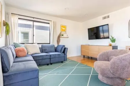 Ocean View 1 BR Dream Escape in Manhattan Beach - Image 1