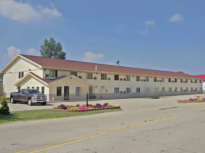 Super 8 by Wyndham Elkhart - Image 1