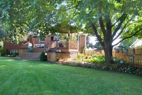 A Lil' Bit of Eden Bed and Breakfast - Image 1