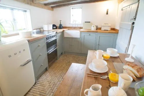 THE COTTAGE, HIGH ASH FARM, pet friendly in Peasenhall - Image 1