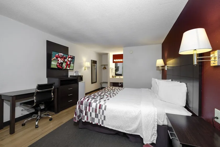 Red Roof Inn Holton - Image 1