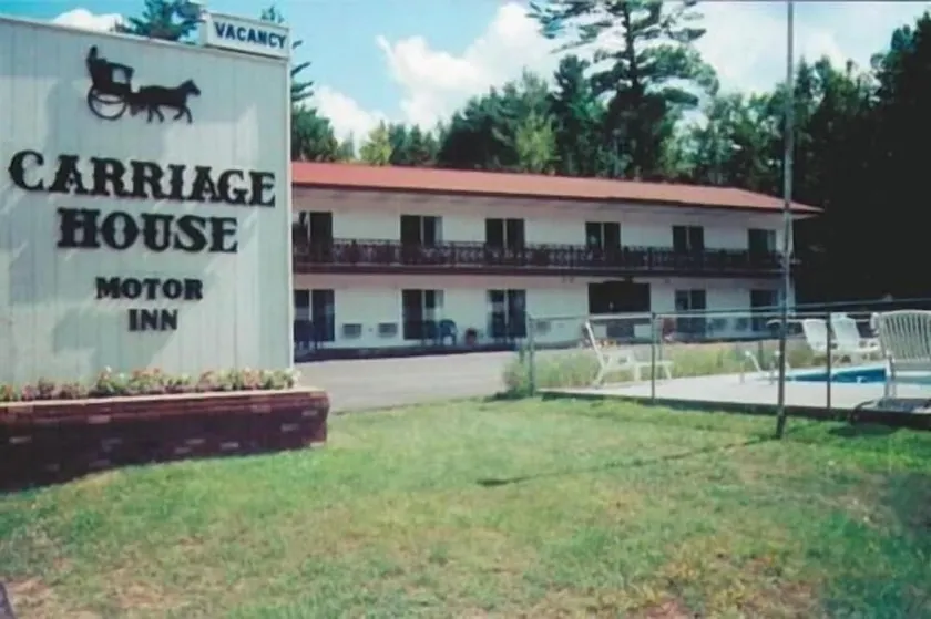 Carriage House Motor Inn - Image 1