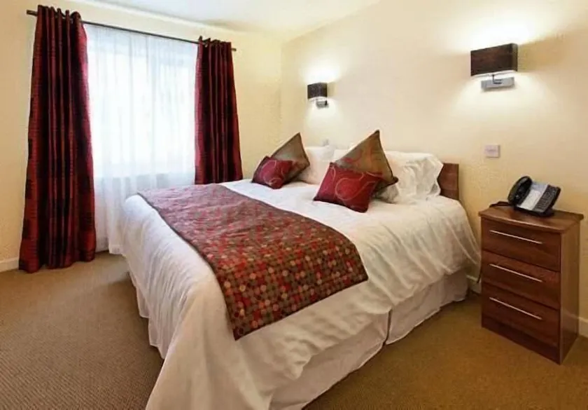The Hare & Five Hounds Hotel - Image 1