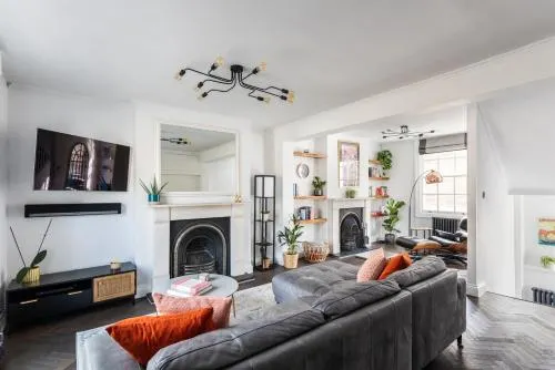 Stunning Townhouse with large roof terrace - Image 1