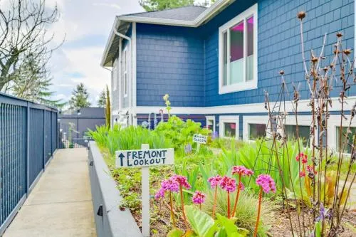 "the Fremont Lookout" W/ Deck & Gourmet Kitchen! 2 Bedroom Apts by Redawning - Image 1