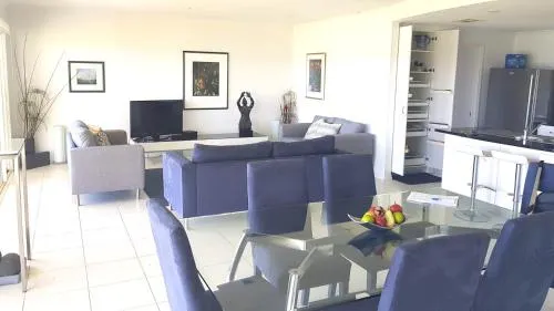 Island Waterfront Getaway - WiFi - Image 1