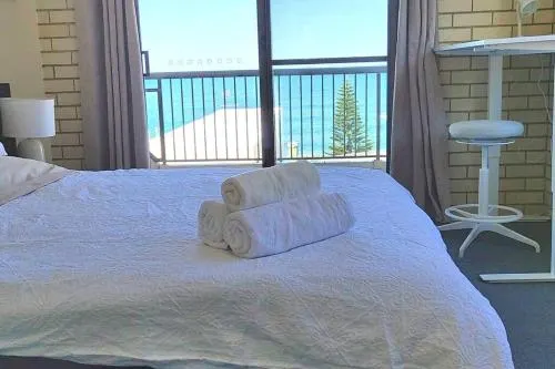 Ocean view beachside 3 bedroom 2 bathroom unit - Image 1