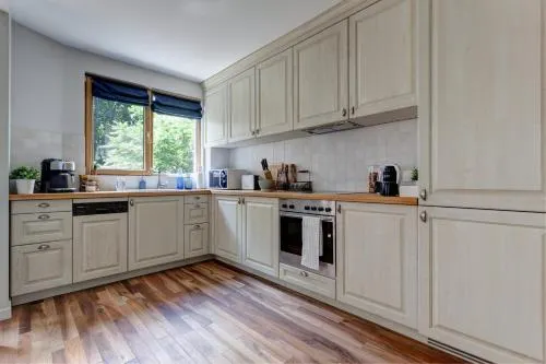 Silver & Gold Apartment - Image 1