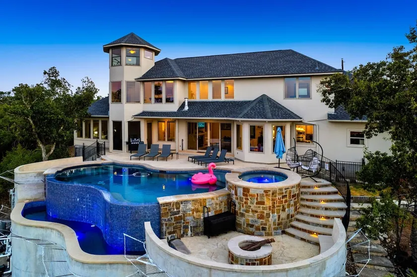 Hillside Infinity Pool Retreat - Image 1