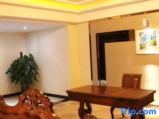 Lanyi Holiday Hotel - Image 1