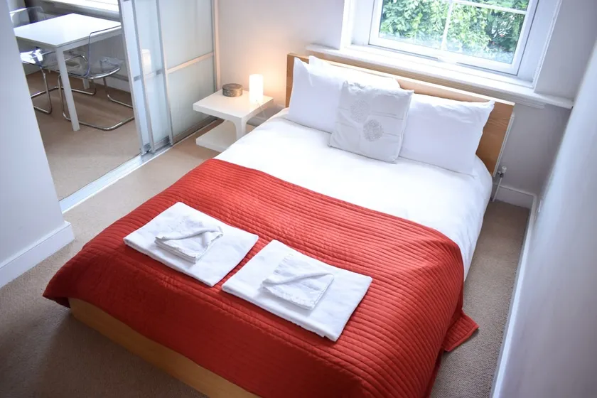 2 Bedroom Flat Near Tower Hill - Image 1
