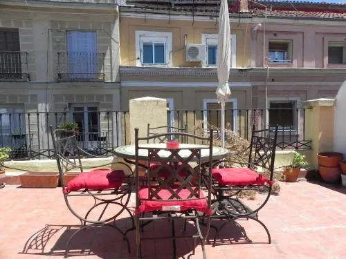 Romantic Central Terrace - Image 1