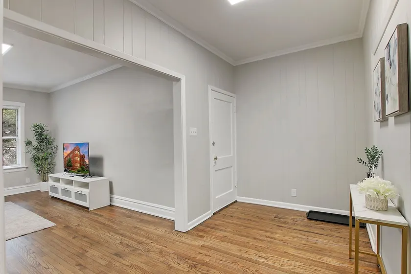 Chic 2BR Apt - Roscoe 1 - Image 1