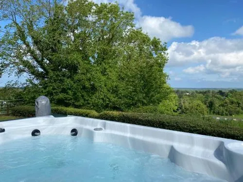 Carrick Beg Self Catering Holiday Accommodation with Hot Tub - Image 1
