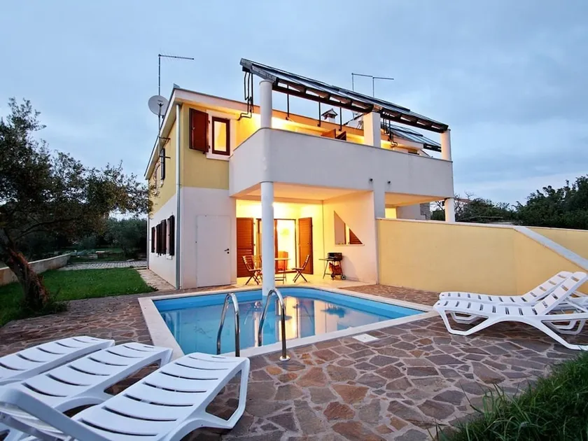 Splendid Holiday Home in Novigrad with Barbecue - Image 1